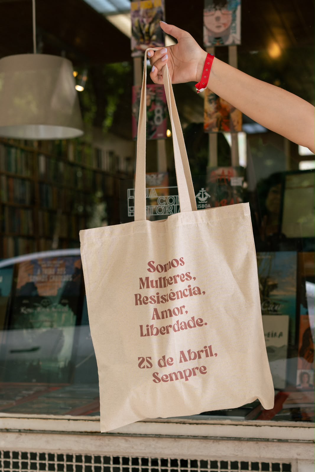 Canvas tote bag printed 'Somos Mulheres, Resistência, Amor, Liberdade. 25 de Abril, Sempre'